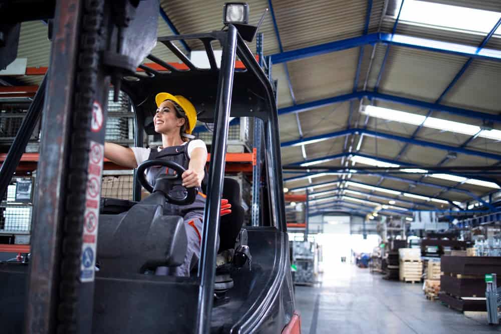Cómo optimizar la logística interna con la maquinaria adecuada